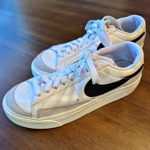 Nike Platform Blazers Women’s Size 8. Worn about 5 times, washed once.